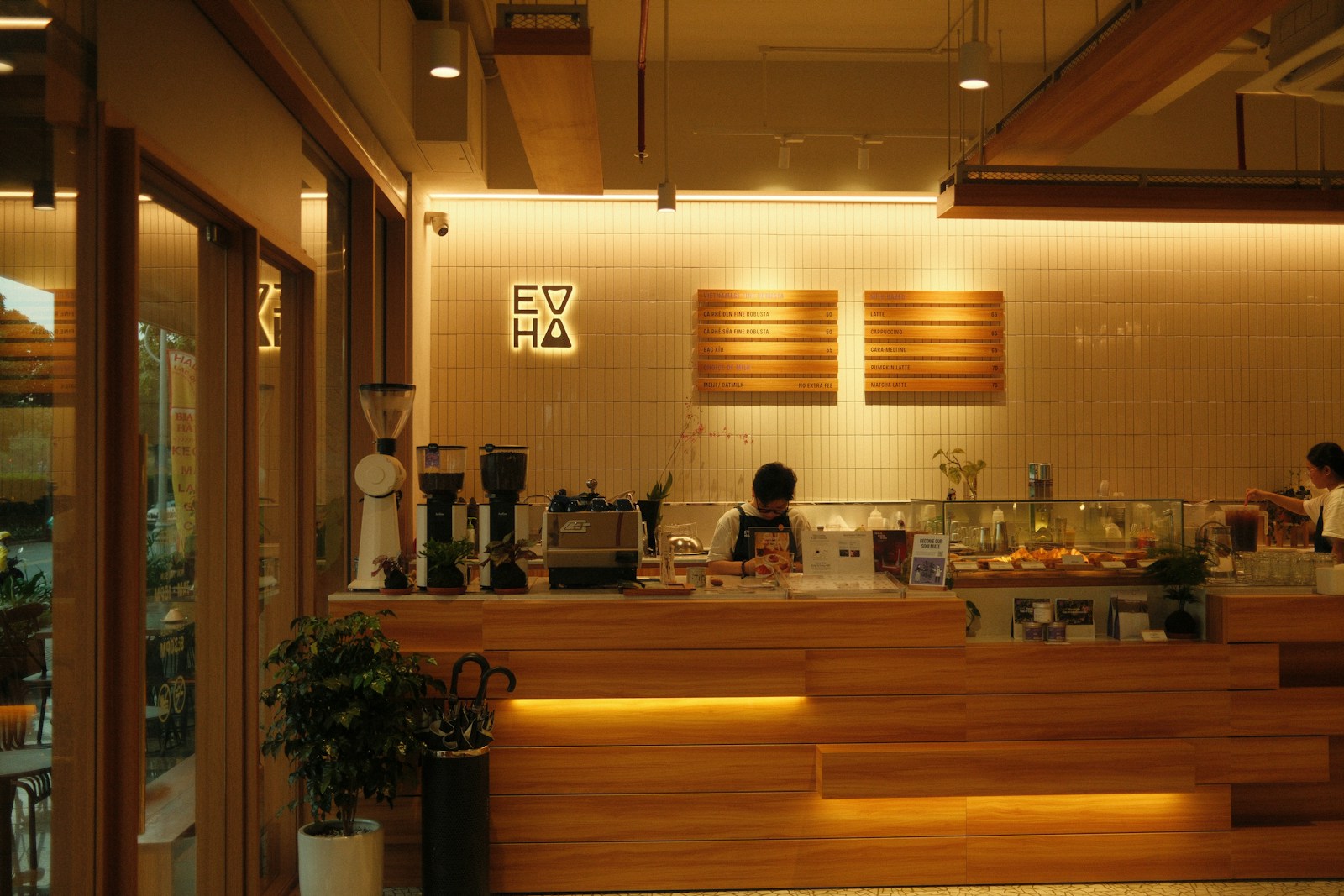 MOLA barında kahve hazırlayan barista