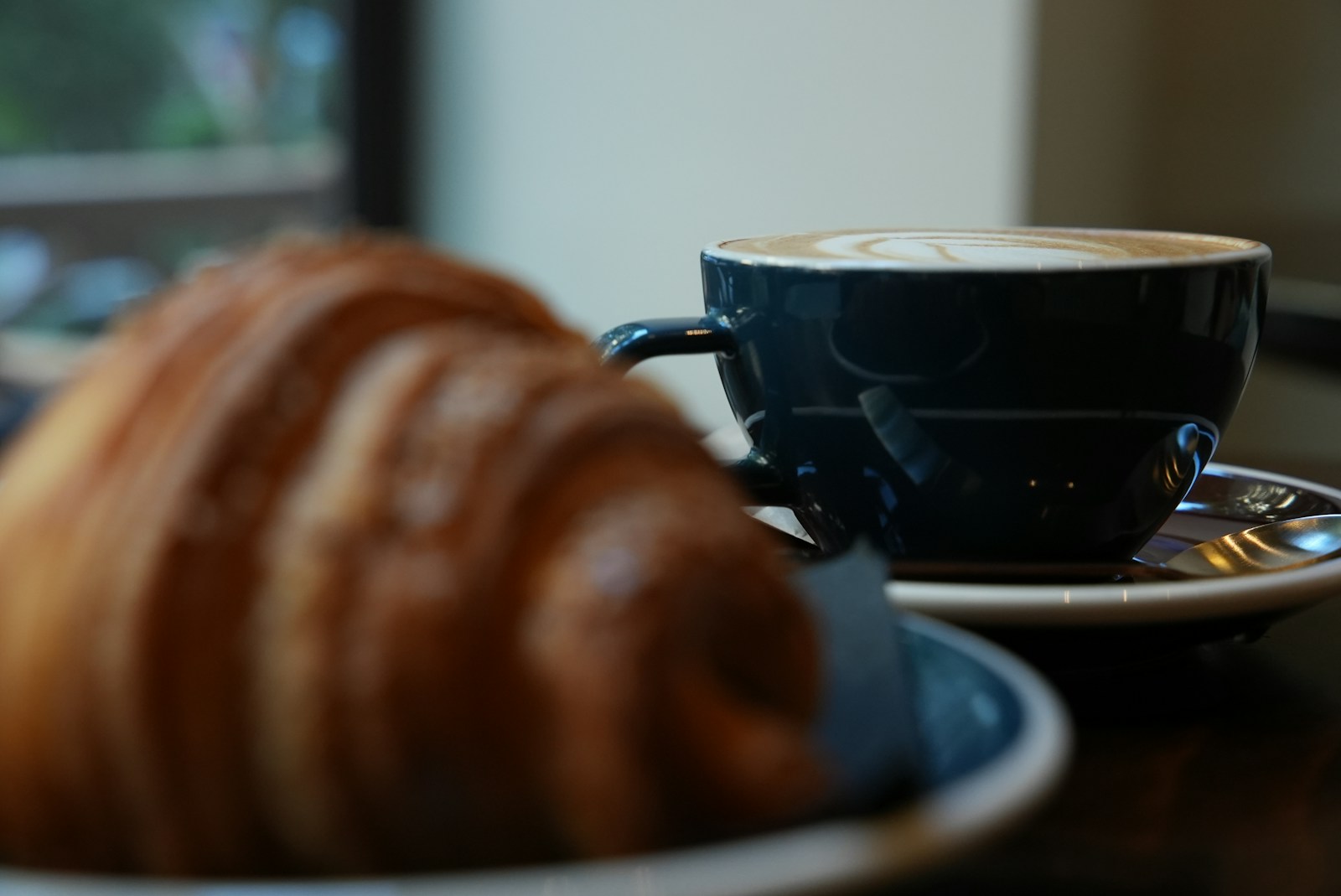 Latte art ve taze kruvasan